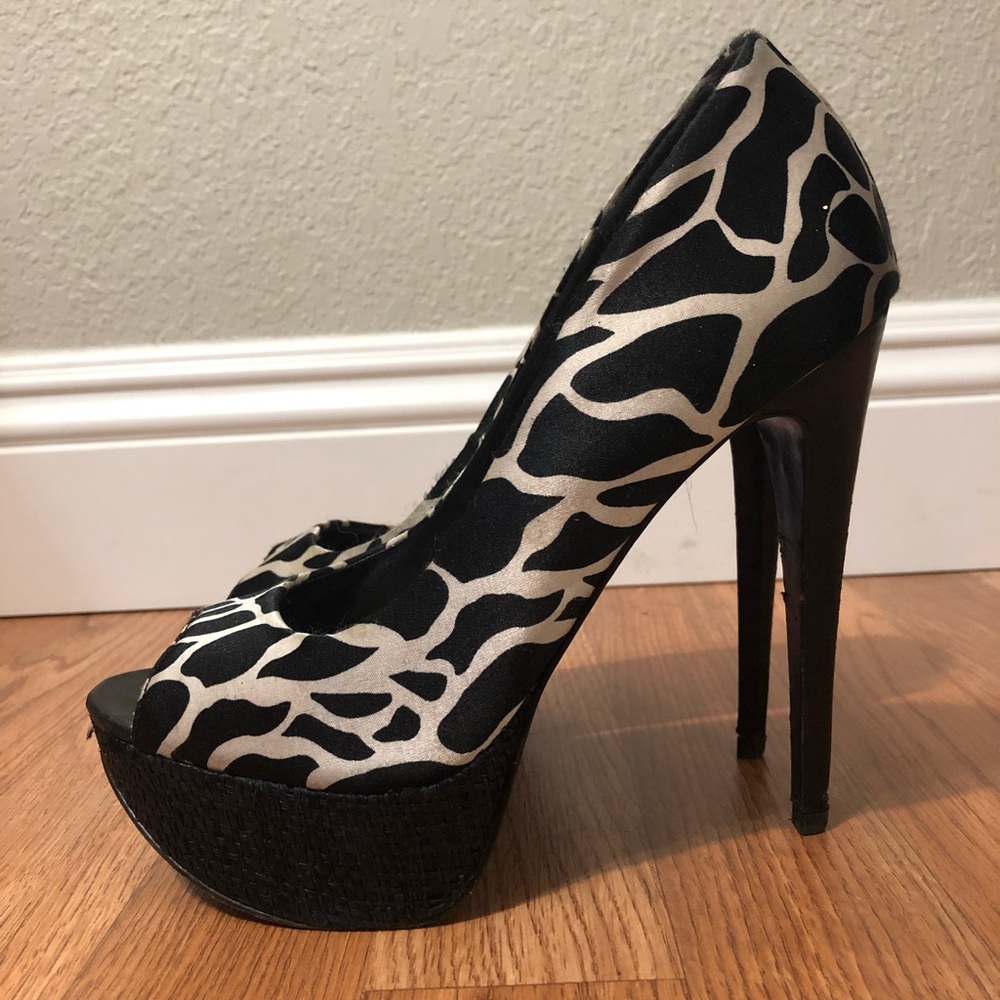 Black and white leopard print size 7 heel